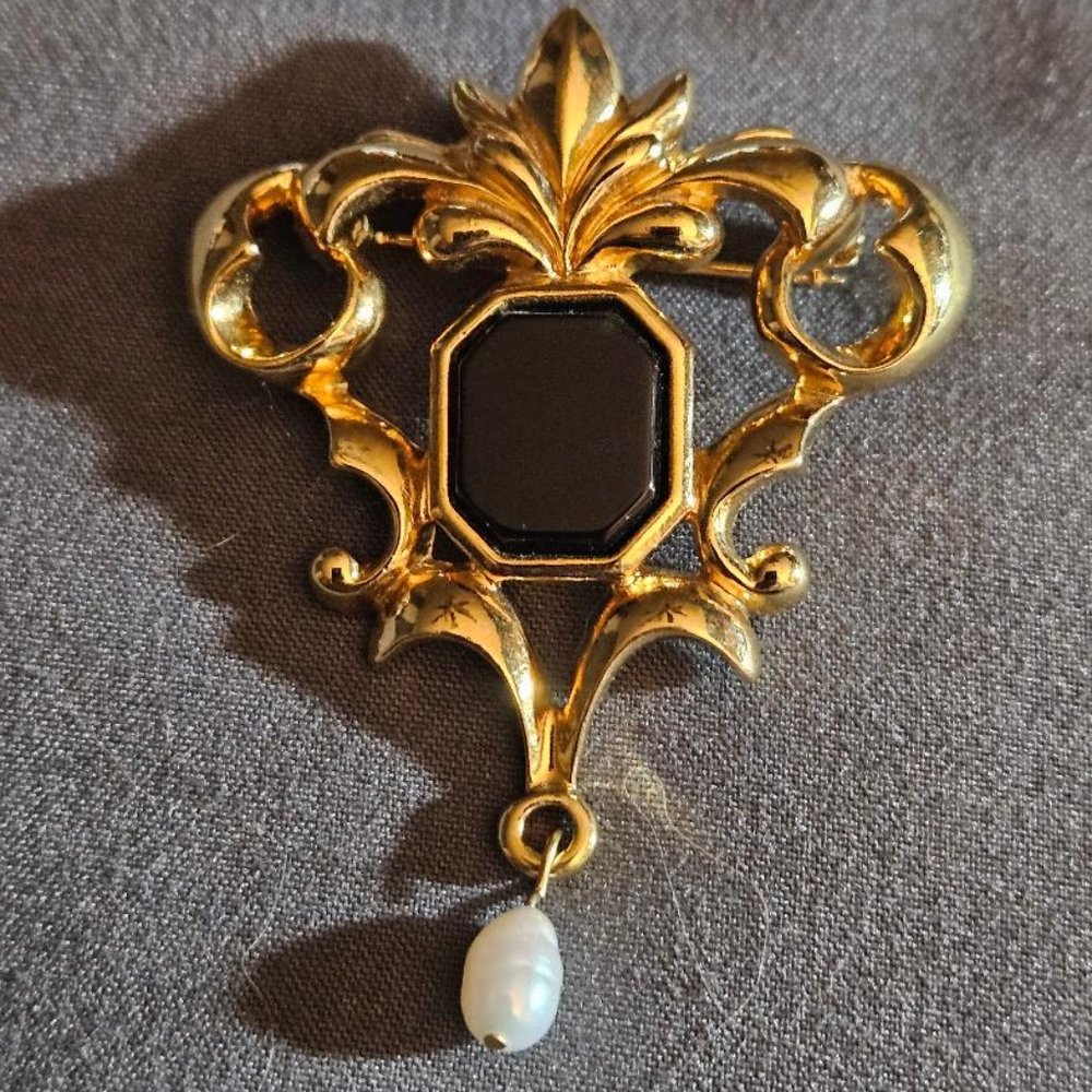 Vintage Avon Signed Gold Tone Black Stone Faux Pearl Rhinestone Brooch/C-3